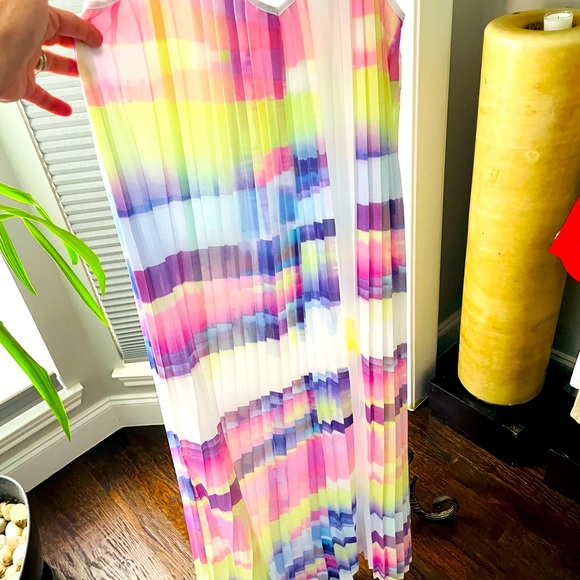 Beautifully Drees perfect for summer Bar III medium mint condition 💃 - Picture 3 of 3